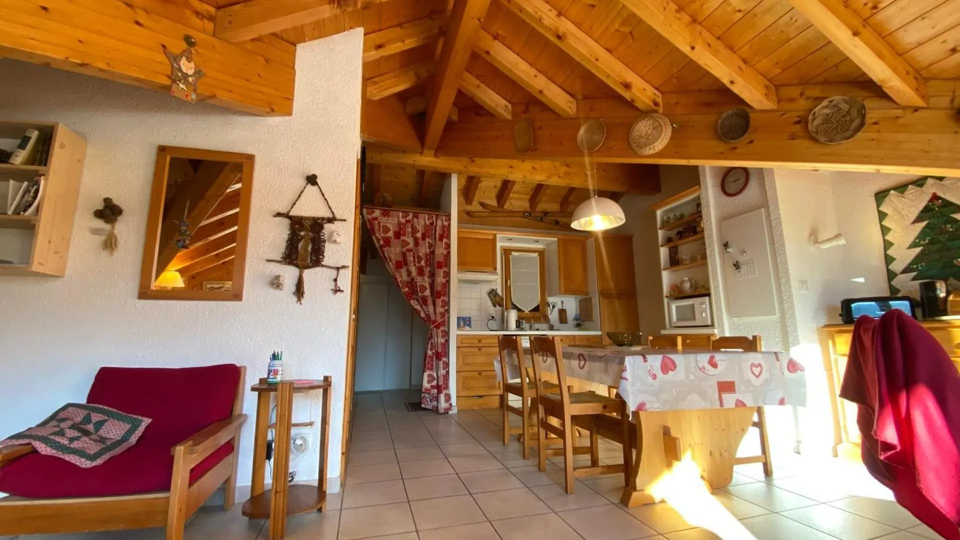 Grand T3 Lumineux Avec Balcon, Parking & Casier Skis En Centre-Ville De Samoens - Fr-1-624-22